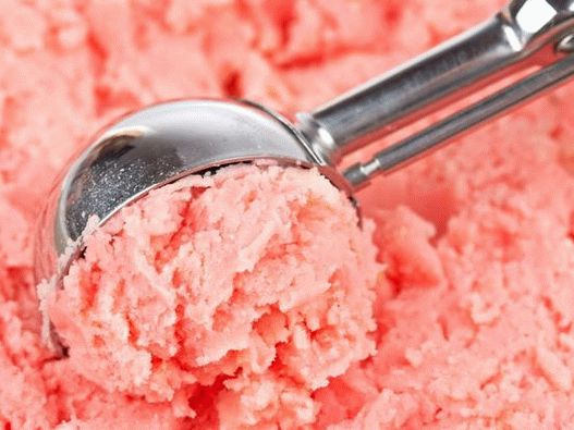 क्लासिक आइसक्रीम, शंकु, फल बर्फ या कॉकटेल फ्लोट - गर्म मौसम में एक निरंतर उपचार