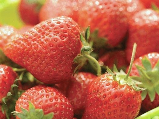 स्ट्रॉबेरी अपने चमकीले लाल रंग, सुरुचिपूर्ण चमक और मिठास के साथ गर्मियों का एक असली सितारा है