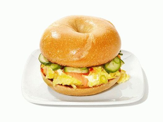 मसालेदार आमलेट और स्मोक्ड सैल्मन के साथ फोटो बैगल सैंडविच