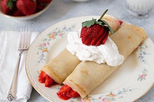 स्ट्रॉबेरी और वेनिला व्हीप्ड क्रीम के साथ फोटो पेनकेक्स