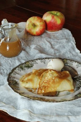 कद्दू और सेब भरने और घर का बना आइसक्रीम के साथ फोटो पेनकेक्स