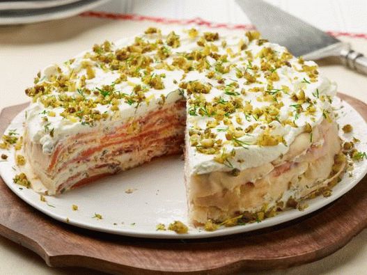 स्मोक्ड सैल्मन और क्रीमी स्प्रेड के साथ फोटो पैनकेक केक