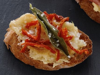 लहसुन पेस्ट, सूखे टमाटर और ऋषि के साथ Bruschetta की तस्वीर