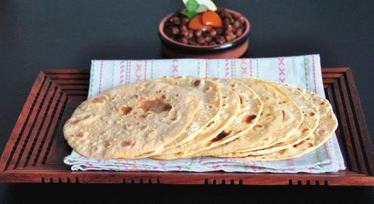 चपाती की तस्वीर - एक पैन में भारतीय गेहूं के आटे की पूरी यातना