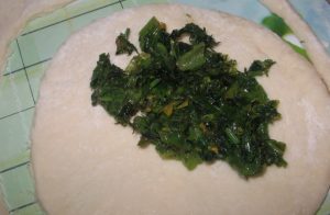 जड़ी बूटियों के साथ Chebureks