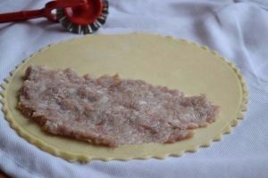 पोर्क के साथ Chebureks