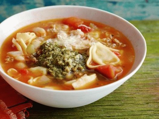 इतालवी पकौड़ी और हरी ड्रेसिंग के साथ फोटो बीन सूप