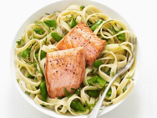 स मन और च न  मटर क  स थ Fettuccine क  तस व र