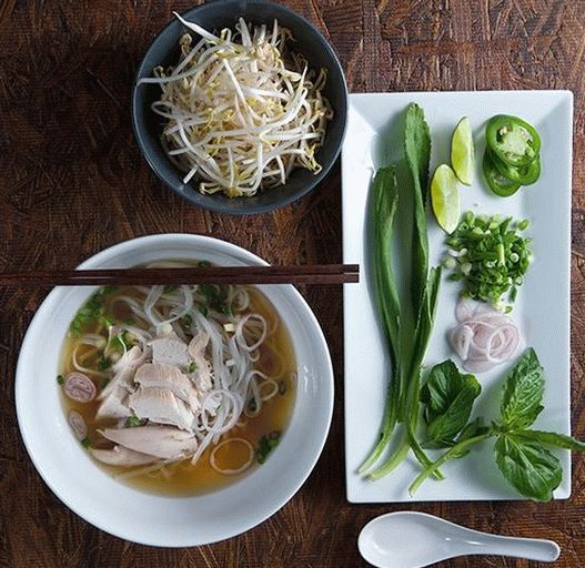 फ़ॉ गा की फोटो (वियतनामी चावल नूडल सूप और चिकन)