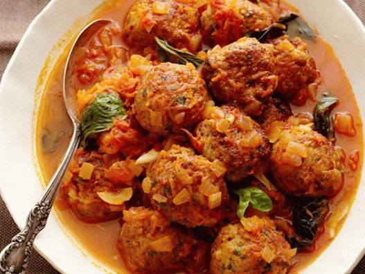 फोटो मीटबॉल मारिनारा सॉस में स्टू