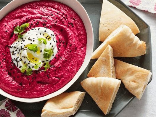 बीट और ताहिनी हम्मस की तस्वीर