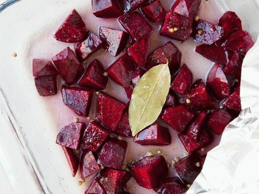 बीट्स को छीलकर टुकड़ों में काट लें।