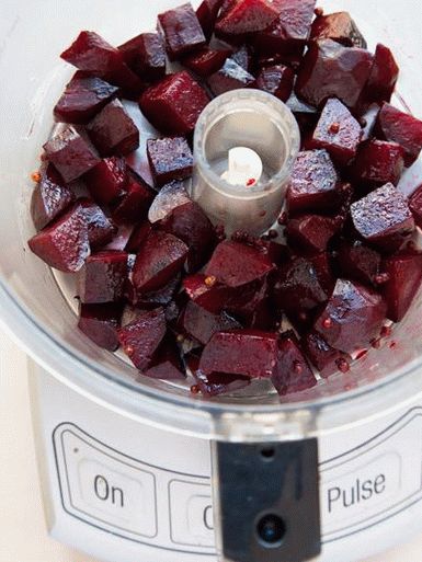 बीट्स को हारवेस्टर के कटोरे में डालें बीट्स को हारवेस्टर के कटोरे में डालें