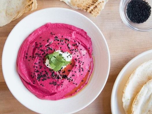 दही और तिल के साथ चुकंदर को गार्निश करें दही और तिल के साथ चुकंदर को गार्निश करें