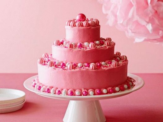 उज्ज्वल गुलाबी मक्खन टुकड़े के साथ जन्मदिन का केक की तस्वीर
