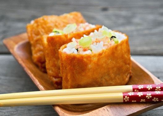 इनारी सुशी की तस्वीर - टोफू जापानी में सब्जियों और चावल के साथ भरवां