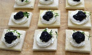 काले कैवियार कैनपेस