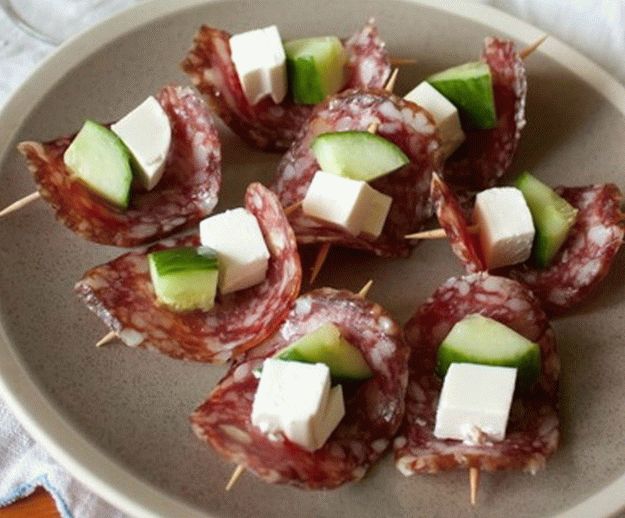 सलामी और feta के साथ canapes
