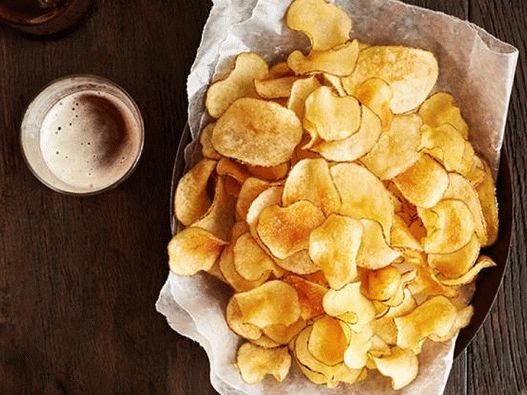 मेंहदी और जैतून के तेल के साथ फोटो आलू के चिप्स