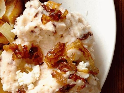 बकरी पनीर और कैरामेलिनेटेड shallots के साथ फोटो मसला हुआ आलू