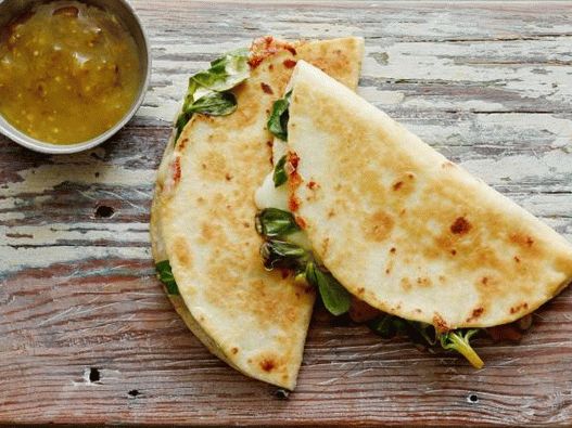 एक पर्सलेन के साथ क्साडिला की तस्वीर