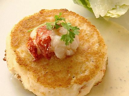सीज़र सलाद और फ़ॉकेसीया croutons के साथ मछली सॉस के साथ फोटो केकड़ा कटलेट