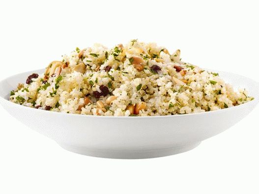 लहसुन, पाइन नट्स और किशमिश के साथ क्विनोआ अनाज की तस्वीर