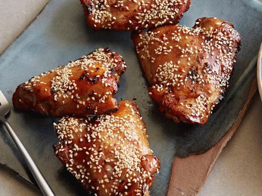 Teriyaki सॉस में ग्रील्ड चिकन जांघों की तस्वीर