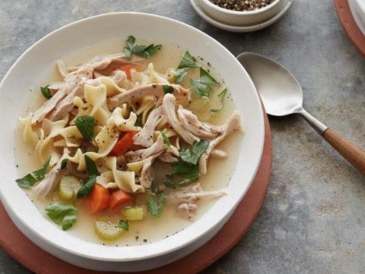 धीमी कुकर में फोटो चिकन नूडल सूप