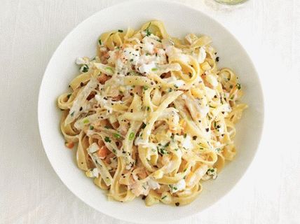 गर म य   क  सब ज य   और बकर  पन र क  स थ फ ट  fettuccine न डल स