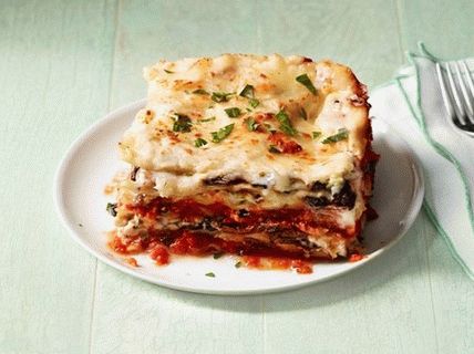 फ लग भ  और वन मशर म क  स थ Lasagna क  तस व र
