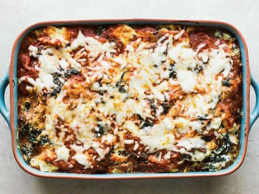 स प ग ट  कद द  और च कन क  स थ Lasagna क  तस व र