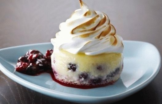 बेक्ड meringues और बेरी सॉस के साथ फोटो नींबू केक