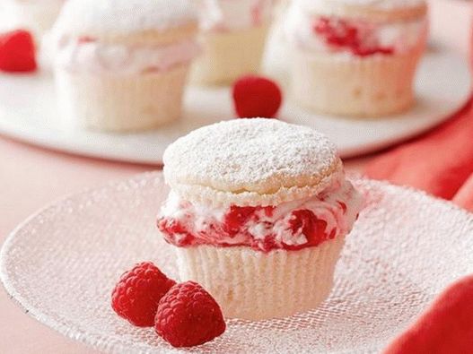 पकवान की तस्वीर - रास्पबेरी क्रीम के साथ कप केक