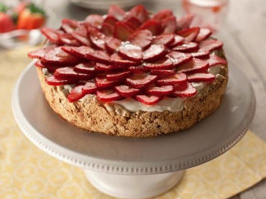 पकवान की तस्वीर - दही क्रीम और स्ट्रॉबेरी (मोस्टाकॉन) के साथ कुकी मेरिंग्यू केक