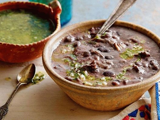 सूअर का मांस पसलियों के साथ लहसुन और बीन सूप