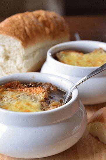 आयरिश में पॉट में पनीर croutons के साथ फोटो प्याज सूप