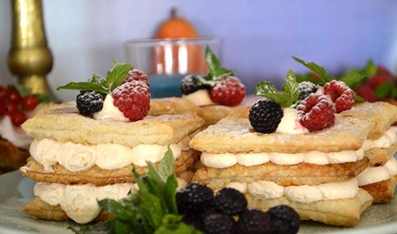 Millefeuille पनीर और बेरी