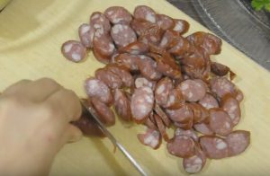 सॉसेज के साथ जर्मन आलू का सलाद - 3