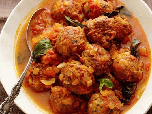 पकवान की तस्वीर - मीटबॉल सॉस मारिनारा सॉस में