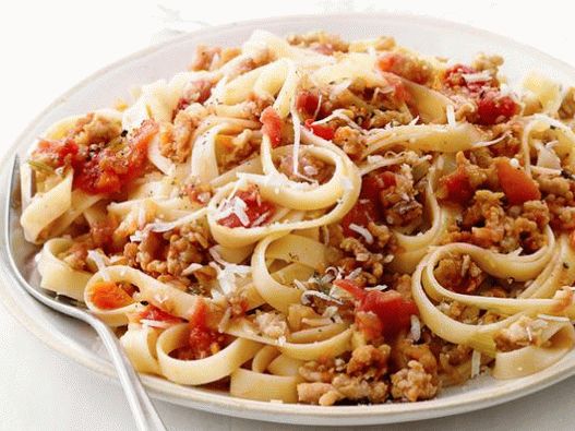 मांस सॉस के साथ फोटो Fettuccine पास्ता