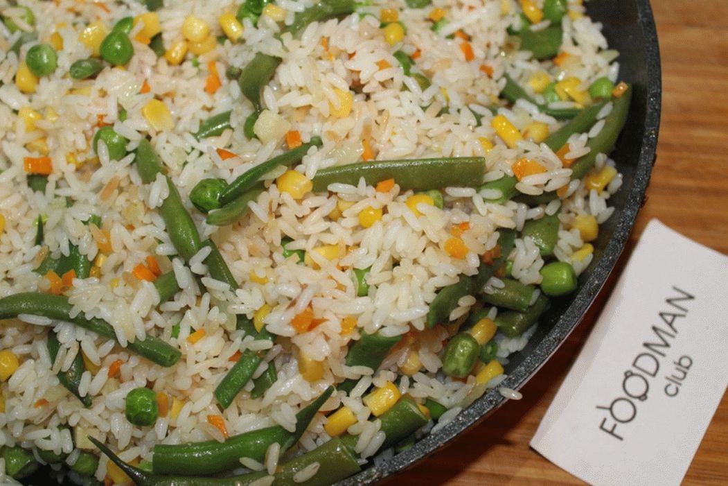 Рецепт рассыпчатого риса с морковью. Рис басмати с горошком и кукурузой. Рис со стручковой фасолью. Гарнир рис с кукурузой и горошком. Рис с морковью и фасоль стручковая.