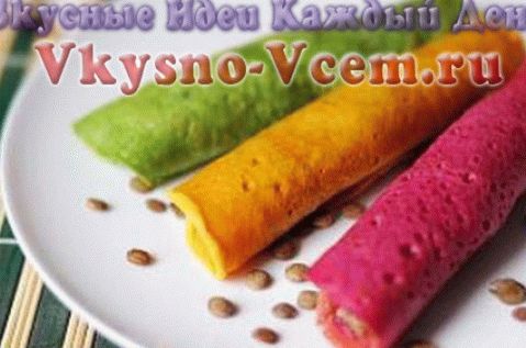 बच्चों के लिए सब्जियों के साथ बहु-रंगीन पेनकेक्स
