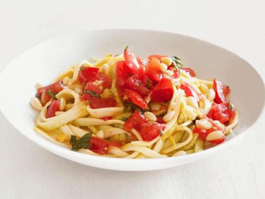 फ ट  - स ल इस क  स थ मस ल द र टम टर स स क  स थ त ज  त र  स  प स त  Fettuccine