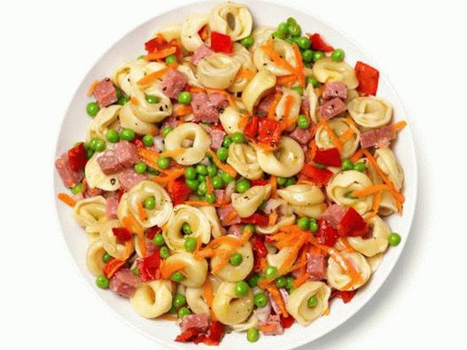 पकव न क  तस व र - tortellini प स त , स स ज, ग जर, हर  मटर और पक  ह ए क ल  म र च क  स थ सल द
