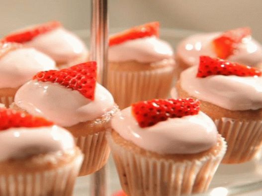 स्ट्रॉबेरी के साथ गुलाबी कप केक की तस्वीर