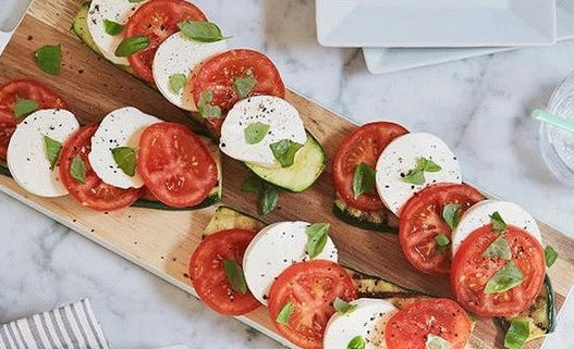 टमाटर, मोज़ेरेला और तुलसी की फोटो सलाद (Caprese)