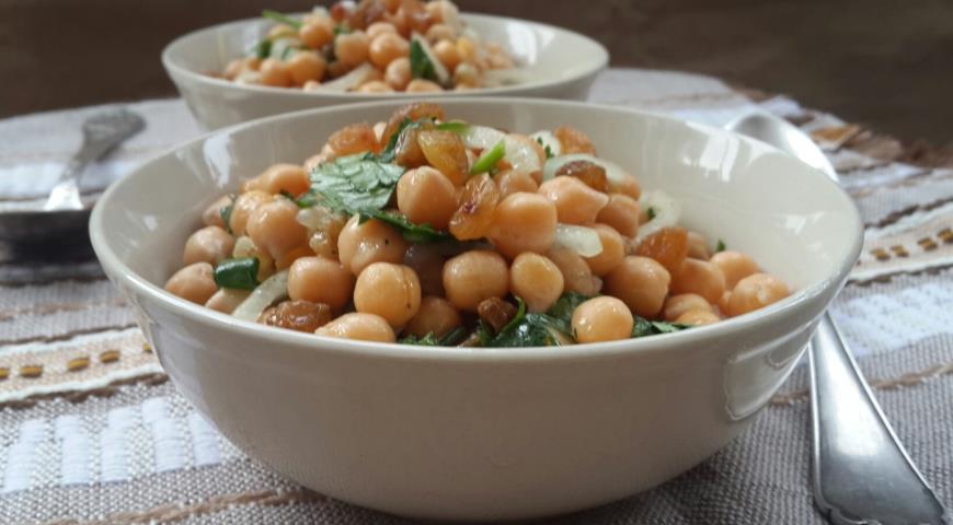 चिकपसी और रायसिन सलाद