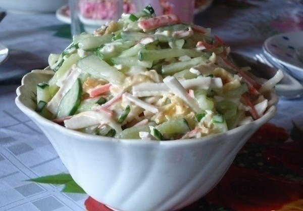 सुलागुनी चीज़ के साथ सलाद