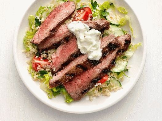 स्टेक और tzatziki सॉस के साथ फोटो सलाद